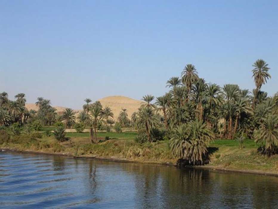 El río Nilo desde una embarcación en un tramo de su cauce entre Luxor y Asuán. (Dominio público)