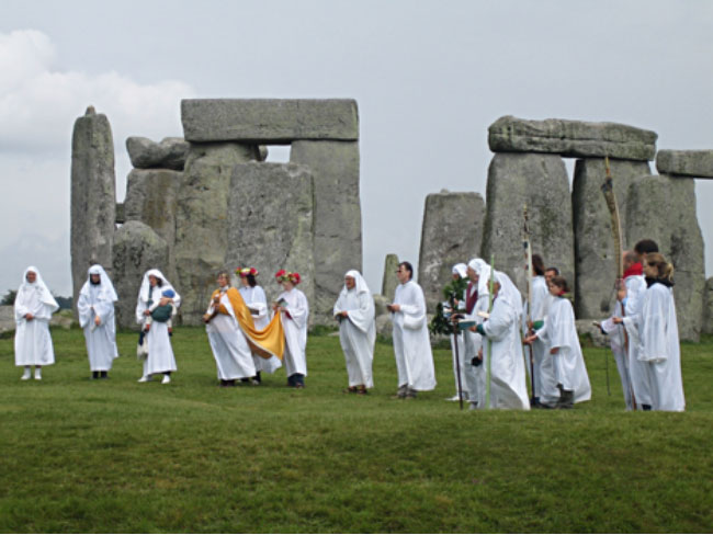 Un grupo de druidas celebra rituales en Stonehenge. (CC BY SA 2.0) El Druidismo es uno de las corrientes incluidas en el paganismo moderno.
