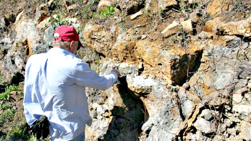 El investigador Lewis Ashwal recogiendo muestras de las rocas de la isla. (Fotografía: ABC/Prof. Susan J. Webb, University of the Witwatersrand)