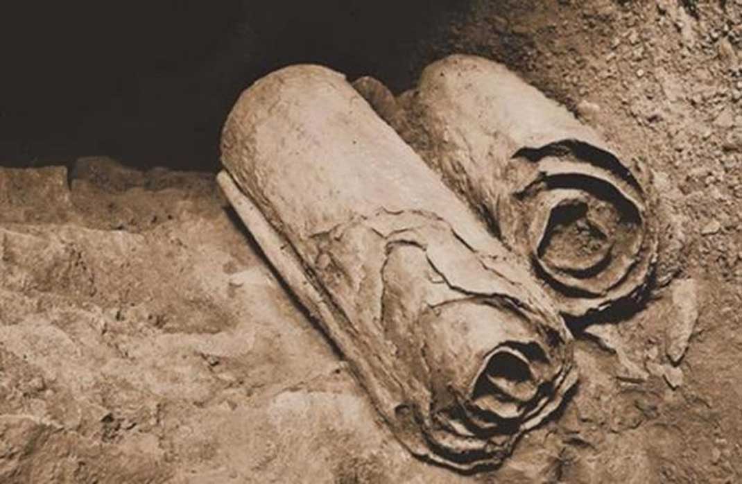Manuscritos del Mar Muerto hallados en las cuevas de Qumrán antes de ser recuperados por los arqueólogos para su estudio. (Dominio público)