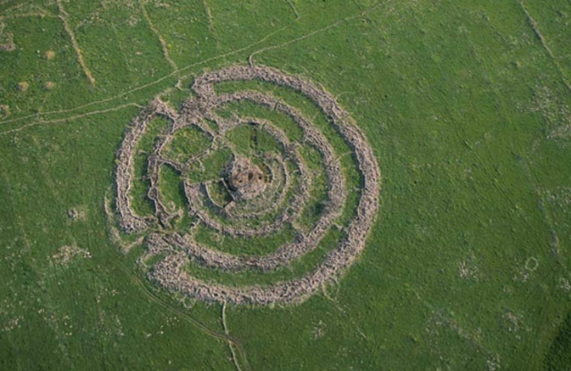 El ganado que pasta en las cercanías del monumento revela la escala de estos enormes círculos de piedra situados en las llanuras de los Altos del Golán. (CC BY-SA 3.0) 