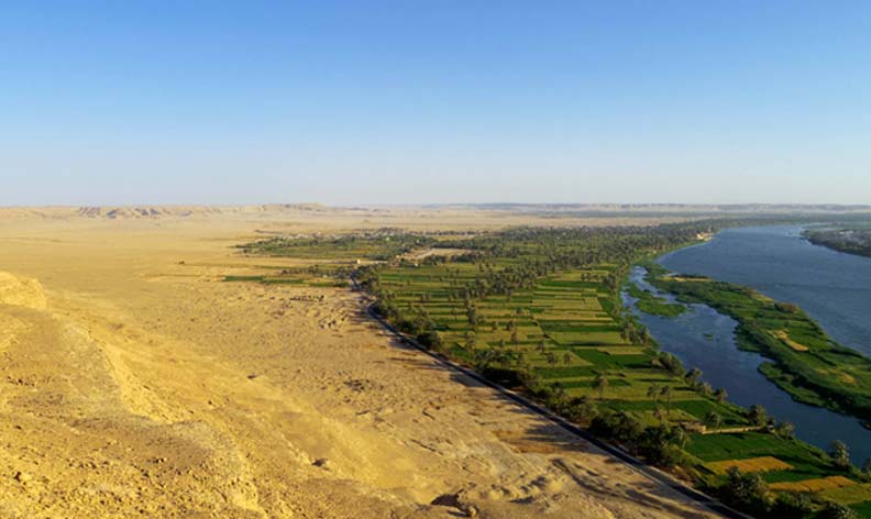 Las ruinas de Amarna vistas desde los riscos del desierto que se extiende al norte de la ciudad. Fotografía: Mary Shepperson/Cortesía del Proyecto Amarna