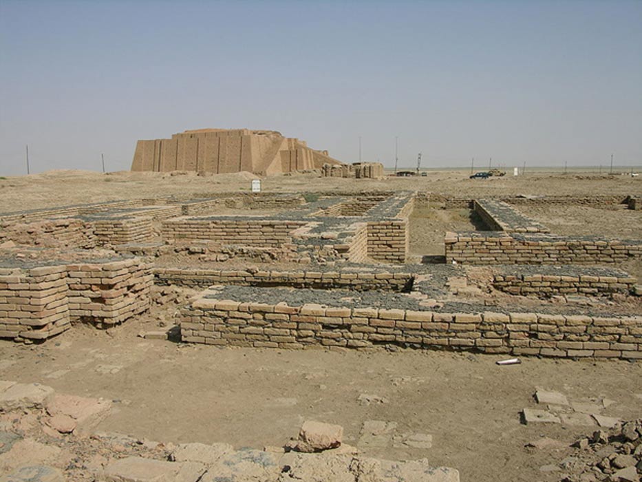 La moderna reconstrucción del Ziggurat de Ur (al fondo) emerge tras las ruinas del Giparu, el complejo de templos en el que residió Enheduanna. (CC BY-SA 2.0)
