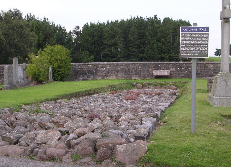 Ruinas del Muro de Antonino en el cementerio de Bearsden (Escocia). (Chris Upson/CC BY SA 2.0)