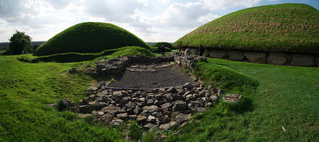 Cimientos de una estructura (¿cristiana?) muy posterior a la construcción del Cementerio de tumbas de corredor de Knowth. El túmulo principal se puede ver a la derecha, con una tumba satélite a la izquierda. (Rob Hurson/CC BY SA 4.0)