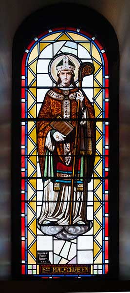 San MalaquÃ­as representado en una vidriera de la Catedral de la Inmaculada ConcepciÃ³n, Sligo, Condado de Sligo, Irlanda. (Andreas F. Borchert/CC BY SA 3.0)