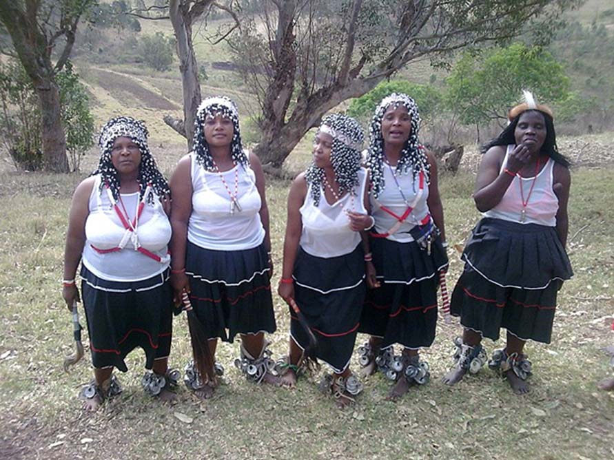 Cinco modernas sangomas (adivinadoras / sanadoras tradicionales) en un Umgido (Ceremonia) celebrado en Zululandia. (CC BY SA 3.0)