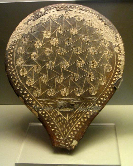“Sartén” del período Cicládico Antiguo II – decoración espiral con triángulos púbicos inscritos. Museo Nacional, Atenas. (Dan Diffendale/ CC BY NC SA 2.0)