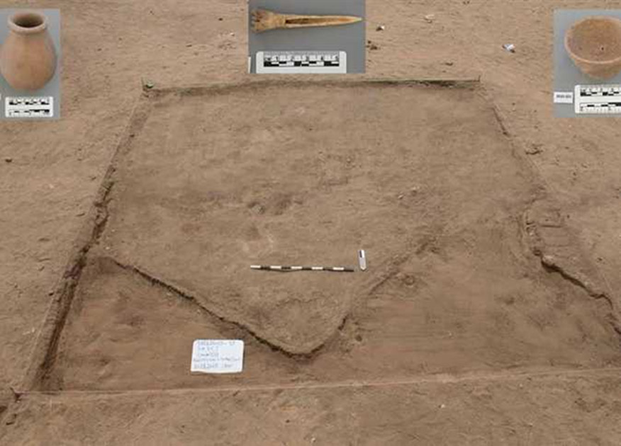 Sección de la antigua ciudad recientemente descubierta con algunas de las piezas arqueológicas halladas en su interior. (Ministerio de Antigüedades de Egipto)