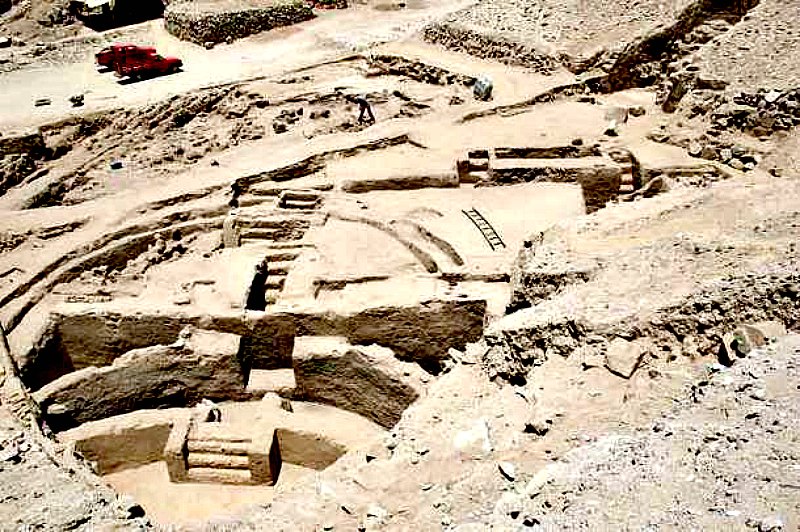 El conjunto arquitectónico de Sechín Bajo, construido en Perú alrededor del año 3500 a. C. (Fotografía:Hipertextual)