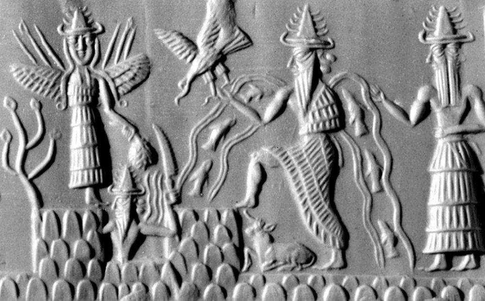 Detalle del ‘Sello de Adda’. Los personajes pueden ser identificados como dioses por sus sombreros puntiagudos. La figura central con corrientes de agua y peces fluyendo de sus hombros es Ea (versión acadia de Enki), dios de las aguas subterráneas y la sabiduría. A la izquierda se observa una diosa alada, Ishtar (la Inanna sumeria). Las armas que asoman por detrás de sus hombros simbolizan su naturaleza belicosa. Museo Británico. (Public Domain)