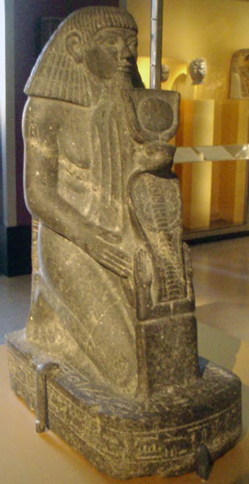 Estatua de Senenmut arrodillado. (CC BY-SA 2.5)