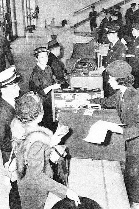 Servicio de facturación de equipaje en el Aeropuerto de Haneda, años 50. (Public Domain)