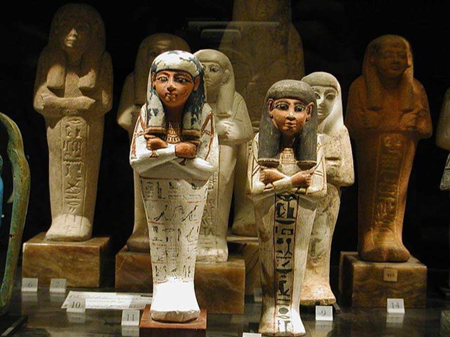 Antiguos shabtis egipcios expuestos en el Museo del Louvre, París. (CC BY-SA 2.5)