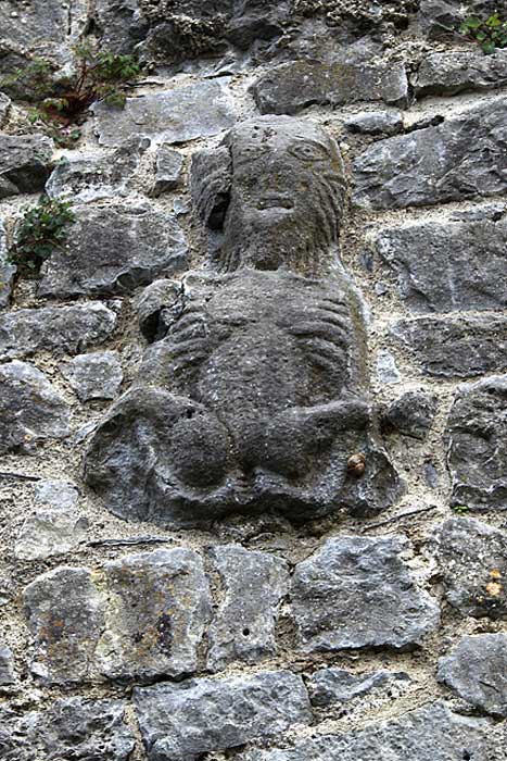 Sheela na gig en los muros del Castillo Court, Irlanda (CC by SA)