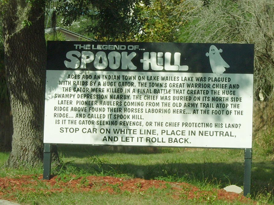 Cartel indicador de Spook Hill (CC BY 3.0)