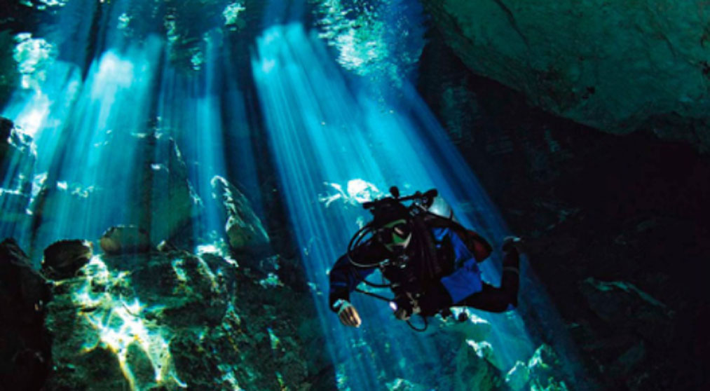 Un submarinista explora un cenote de Yucatán. (Public Domain)