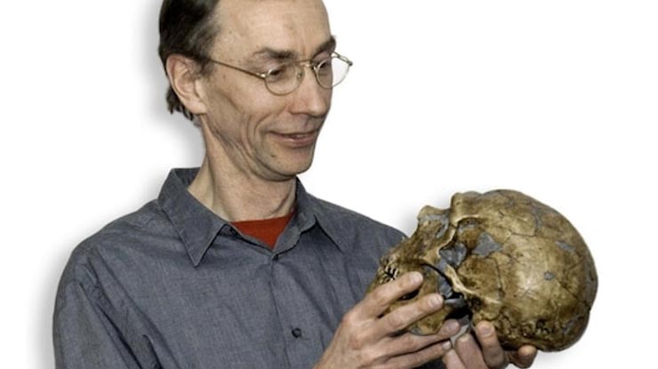 El profesor Svante PÃ¤Ã¤bo con la reconstrucciÃ³n de un crÃ¡neo Neandertal (Instituto Max Planck/EVA)