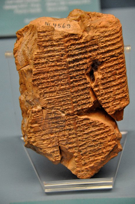 En esta tablilla cuneiforme de terracota está escrito el mito de “Inanna prefiere al labrador.” En este mito, Enkimdu (dios de la agricultura) y Dumuzi (dios del pastoreo y la vegetación) intentan ganarse la mano de la diosa Inanna. (CC by SA)