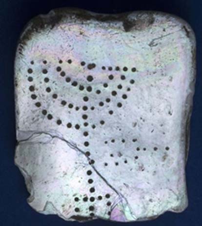 Según los expertos, la tablilla de madreperla con la imagen incisa de una menorah hallada en el antiguo puerto de Cesarea es prueba de la presencia judía en la zona en el siglo IV o V d. C. (Clara Amit/Autoridad de Antigüedades de Israel)