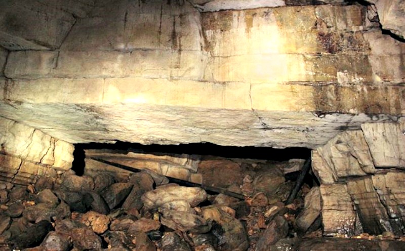 Tanto en la imagen superior como en la inferior puede observarse claramente el corte artificial realizado en el techo de la cueva. (Fotografías: Historia Enigmática)