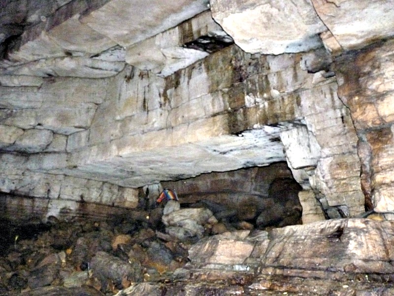 Tanto en la imagen superior como en la inferior puede observarse claramente el corte artificial realizado en el techo de la cueva. (Fotografías: Historia Enigmática)