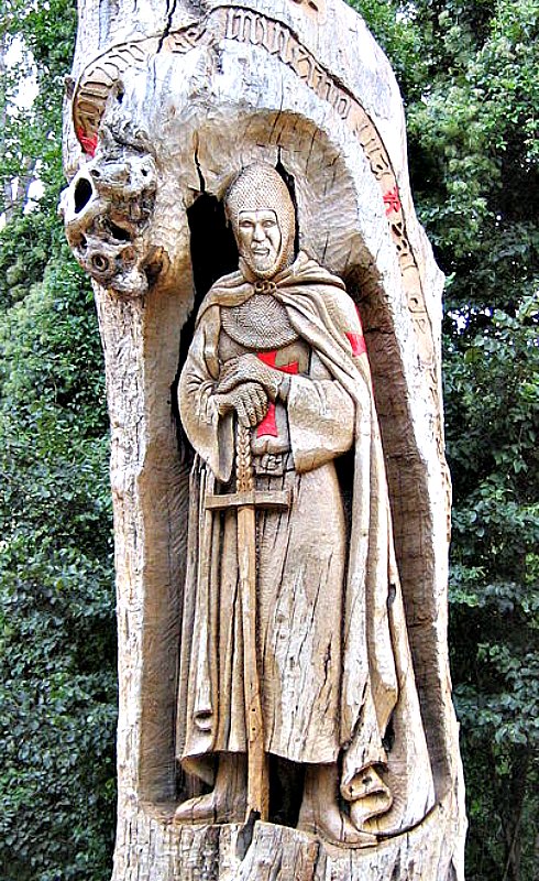 Caballero templario tallado en el tronco de un árbol en Priaranza del Bierzo, provincia de León, España. (FCPB/GNU FREE)