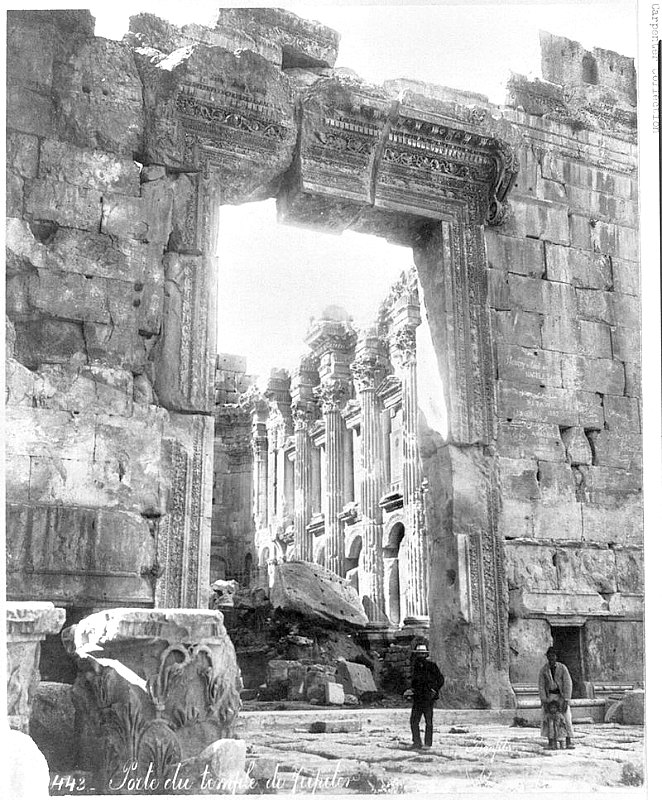 Entrada del Templo de Baco hacia 1890-1923, Baalbek. (Biblioteca del Congreso de los Estados Unidos de América)