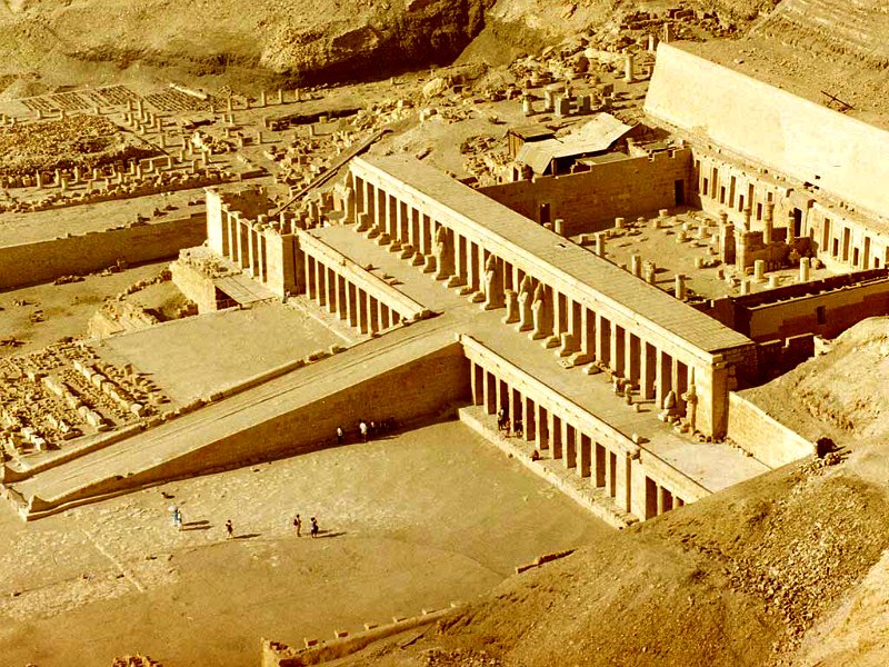 La tumba de Ipi está situada en la famosa colina de Deir el Bahari, donde se hallan numerosos enterramientos y templos de gran importancia, como el Templo de Hatshepsut que aparece en la fotografía. (Public Domain)
