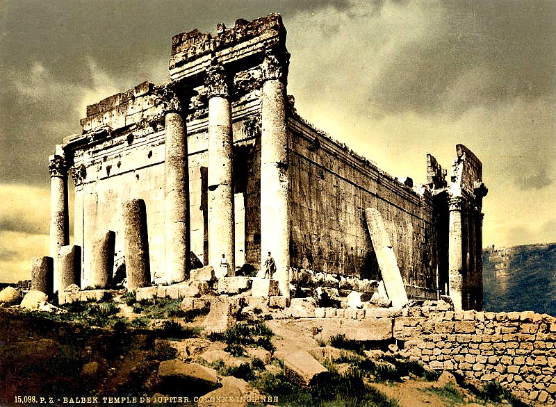 Templo de Júpiter de Baalbek (1895). Obsérvese la columna apoyada sobre el muro a la derecha. (Public Domain)