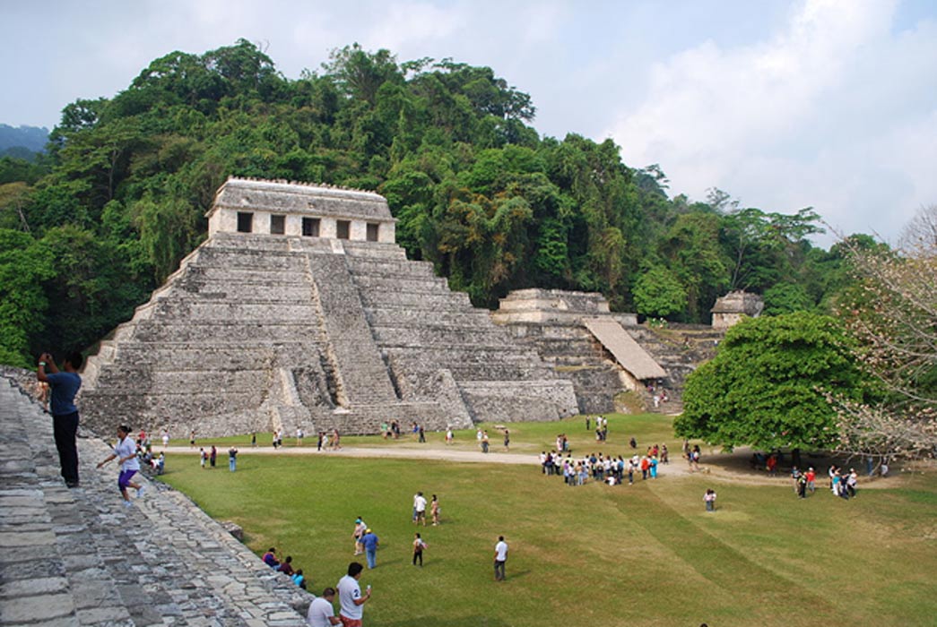 Vista del Templo XIII y el Templo de las Inscripciones de Palenque, Chiapas, México. (CC BY-SA 2.5)