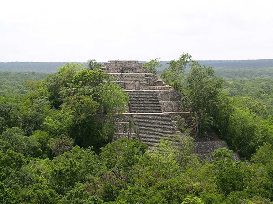 Antiguo templo maya en la selva, Calakmul, México. (CC BY SA 3.0)