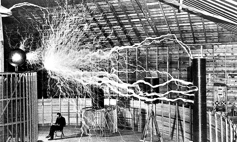 Tesla en su laboratorio de Colorado Springs, fotografiado en torno al año 1900. (Wellcome Images/CC BY-SA 4.0)