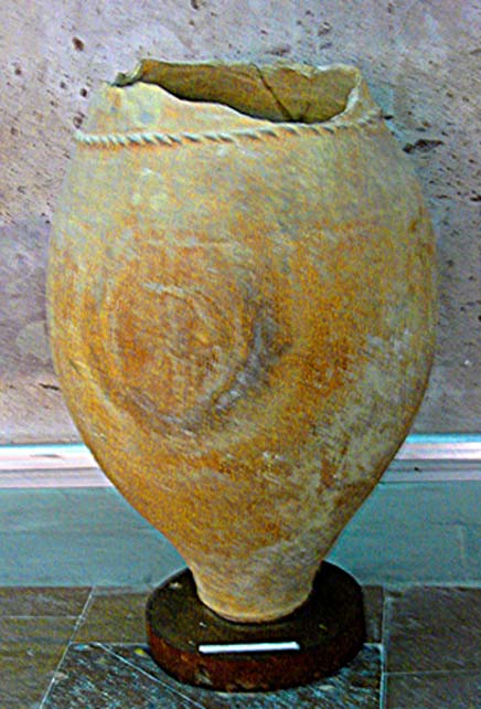 Tinaja cerámica urartiana utilizada para almacenar vino. (CC BY SA 2.5)