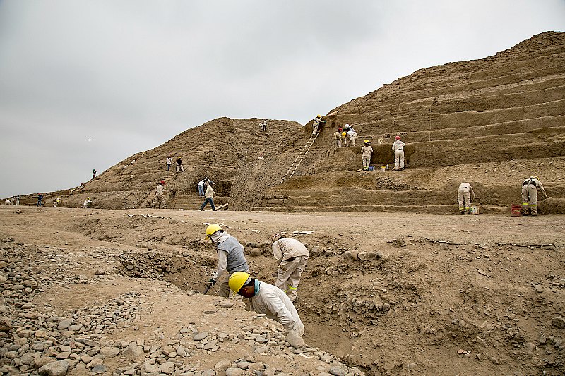 El equipo de especialistas realizando labores de campo en la Huaca Toledo. (Fotografía: Ministerio de Cultura del Gobierno de Perú)