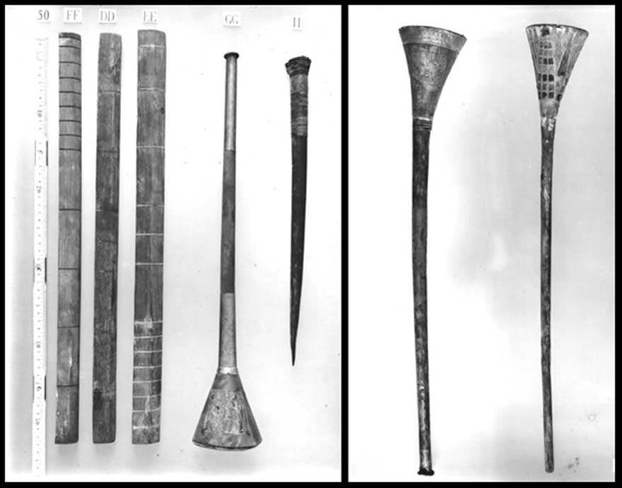 Fotografías de 1922. A la izquierda, la trompeta de bronce de Tutankamón (Public Domain). A la derecha, la trompeta de plata con su base de madera. (Public Domain)