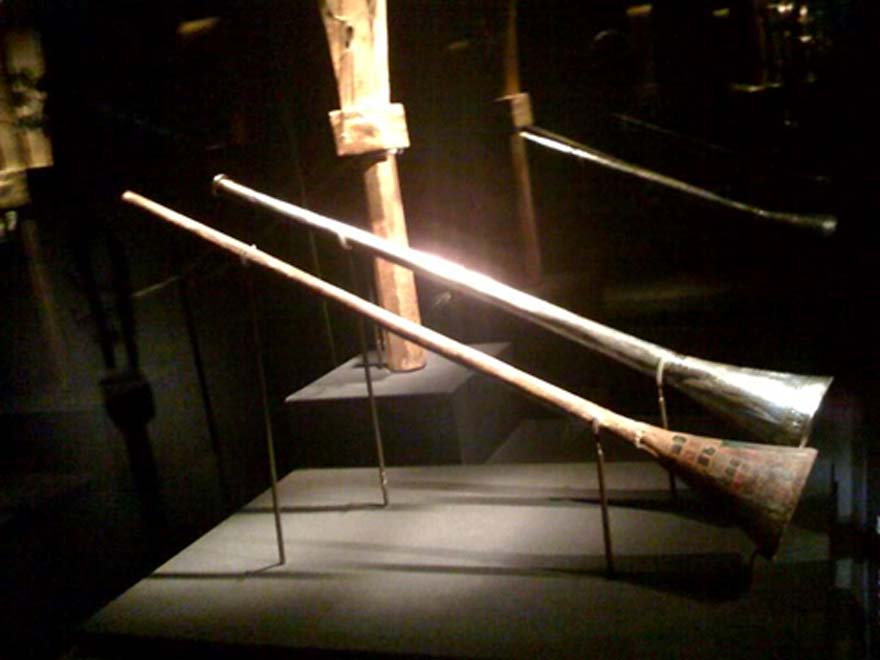 Trompetas de Tutankamón en exposición, año 2008. (Solotromba)