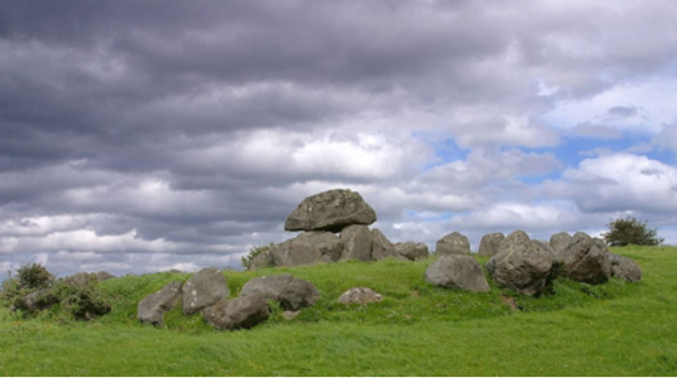 Una de las tumbas de Carrowmore, Irlanda. (Dominio público)