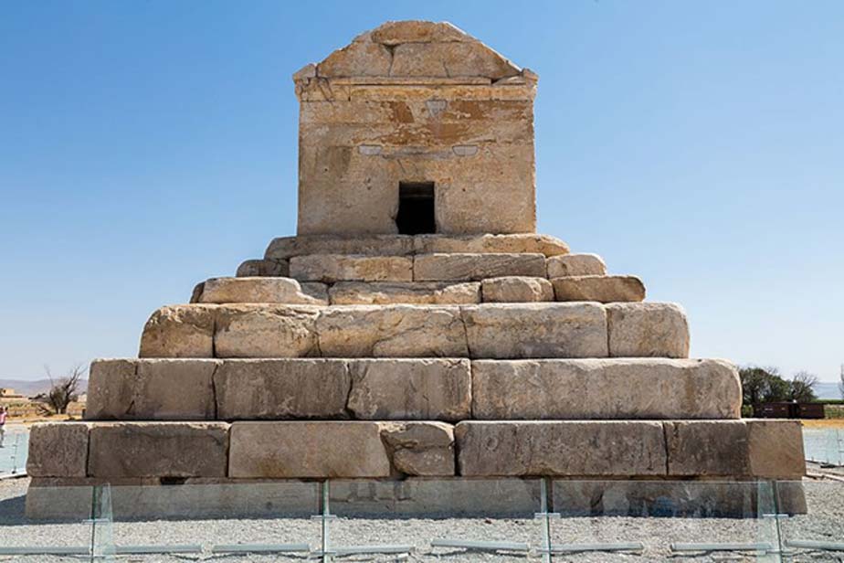 Tumba de Ciro, plataforma escalonada coronada por la propia cámara funeraria. (CC BY SA 4.0)