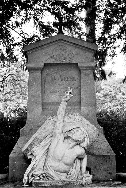 Tumba de Julio Verne en el cementerio de la ciudad de Amiens, Francia. (lepoSs/Flickr)