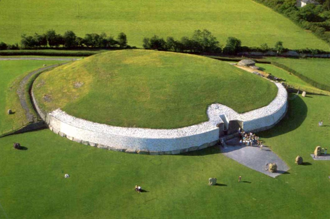 La famosa tumba de pasadizo de Newgrange (Irlanda) (Public Domain)