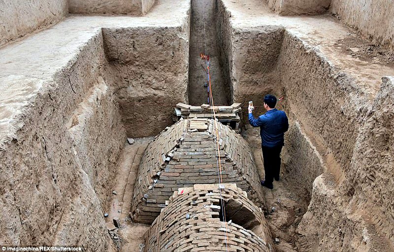 La misma cámara en la que se encuentra la ya conocida como ‘pirámide de Zhengzhou’ alberga otra tumba en forma de semicilindro, que mide treinta metros de largo por ocho de ancho y posee un estrecho pasillo que conduce a una cúpula principal. (Fotografía: Código Oculto).