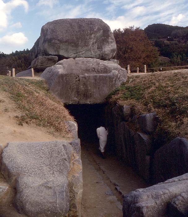 Tumba túnel subterránea de la que se ha retirado la capa de terreno que la cubría, prefectura de Nara, Japón (Public Domain)