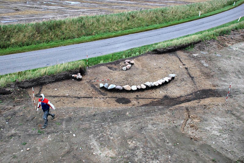 El yacimiento arqueológico se encuentra delimitado por unas piedras que señalan el lugar exacto en el que quedó soterrado el supuesto enterramiento del afamado jefe vikingo. (Fotografía: National Geographic)