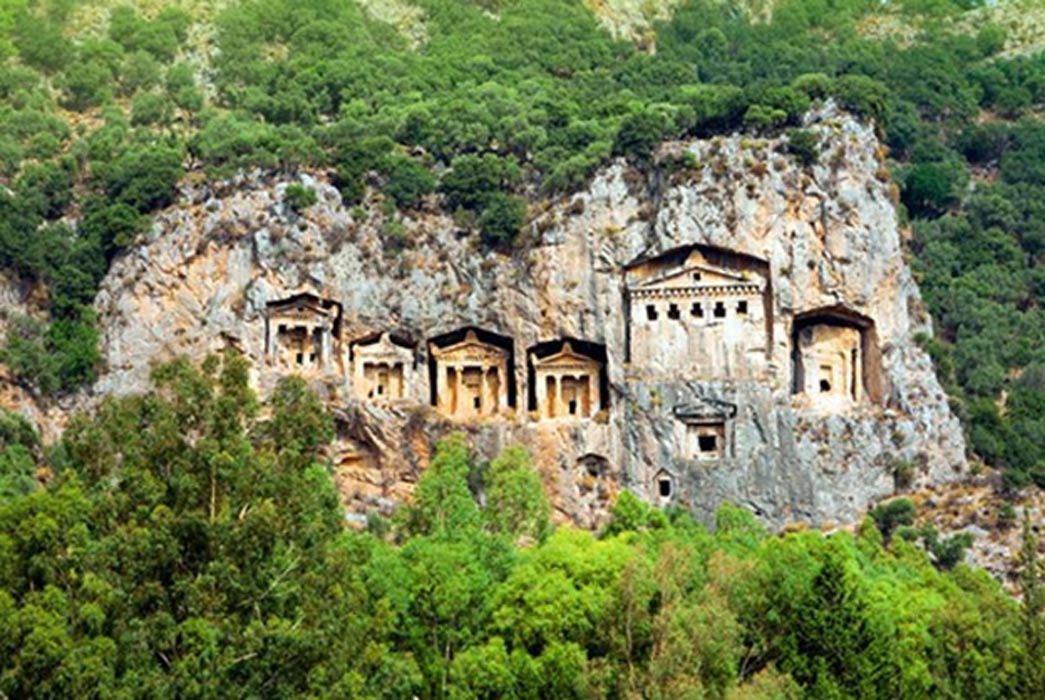 Tumbas licias excavadas en la pared rocosa de un precipicio, Turquía. (Fotografía: BigStockPhoto)