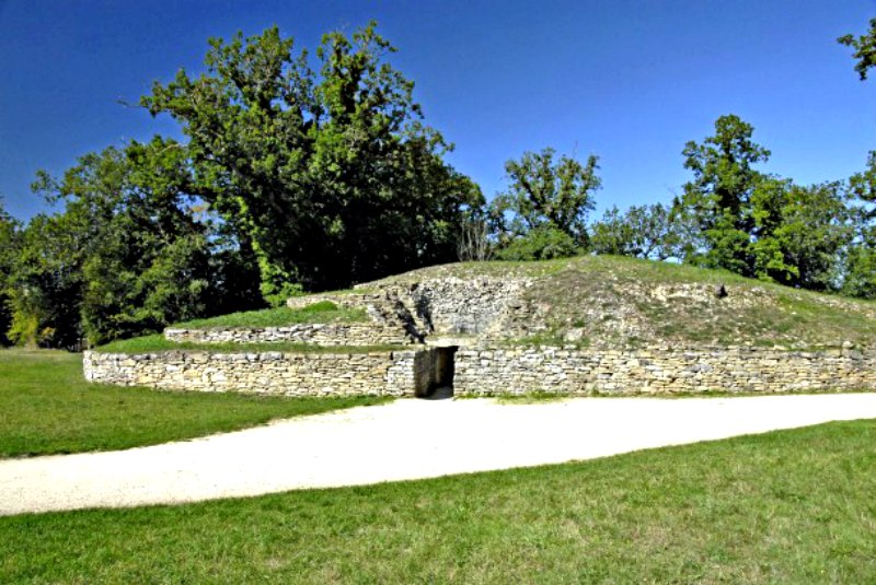 Los Túmulos de Bougon (Francia), necrópolis datada en el año 4700 a. C. (Fotografía: Hipertextual)