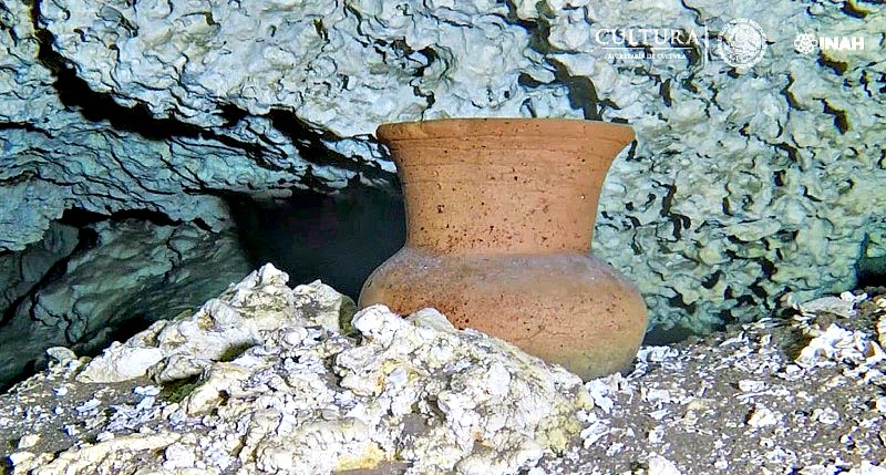 Vasija maya sumergida, posiblemente del Posclásico Temprano (años 900-1200), hallada a 10 metros de profundidad. (Fotografía: INAH/Proyecto GAM)