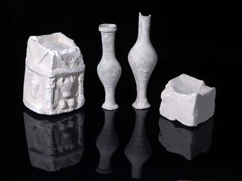 Ejemplos de vasos y jarras para el culto descubiertos en una de las habitaciones de la estructura (Imagen: Clara Amit, Autoridad de Antigüedades de Israel)