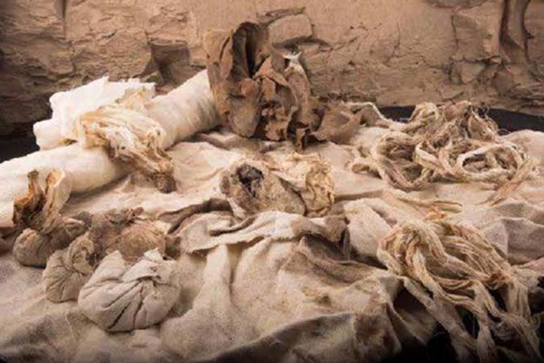 Algunos de los vendajes para el embalsamamiento hallados en una cámara situada por debajo del nivel principal de la tumba de Ipi. (Fotografía cortesía de la expedición arqueológica española)