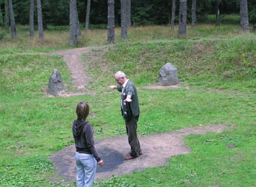Visitantes en el interior de uno de los círculos de piedras de Grzybnica. (M. Pawleta)
